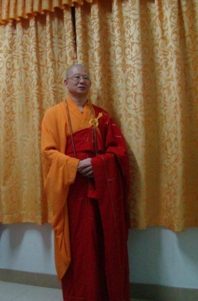 吴某衡称自己7岁承曹洞禅门高僧德真、德智大和尚接引；11岁入山随师修行、习武、研读兵法；“德禅方丈”（少林高僧，曾任少林寺住持）将少林寺镇山之宝“宜山画”传承给他，从而获得禅宗衣钵传承，成为少林寺第32代传人；少林寺鉴于其在佛法上的高深造诣，为其立了一块“禅藏千古”的功德碑。其老家多位同村老师以及政府有关人士均证实，吴某衡1967年出生后一直在老家读书，小学毕业后务农，16岁才离开家乡。“德禅方丈”的弟子释行云坦言，“德禅方丈”曾口头答应收吴某衡为徒，但没有举行任何仪式，吴充其量属于俗家弟子。由于“德禅方丈”当时病卧在床，并未传授吴某衡什么功法。“吴当时待了一个多月就走了”。