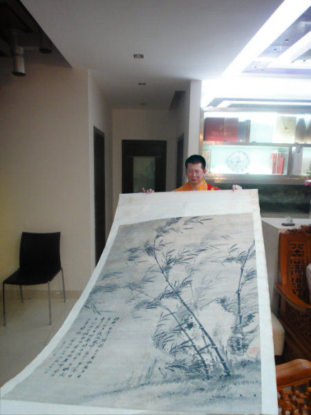 吴某衡还利用生日、成道日、佛诞日聚会等名义，亲自或通过核心成员袁某、孟某等人的银行账户收取信徒的供养款、奉献金。他还唆使弟子为其高价购买房产并购买其字画。 通过制造散布地震等谣言，兜售宣称经其开光加持拥有“躲灾避难”功效的法器等也是吴某衡的敛财手段之一。2010年，他在珠海开办佛具店，通过制造散布灾难谣言，向弟子兜售所谓的开光法器戒坛方、大日如来佛，并强制摊派销售任务牟取暴利。