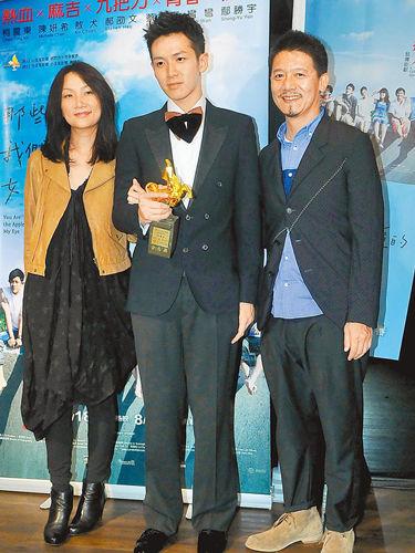 资料图：《那些年，我们一起追的女孩》让柯震东走红，图为庆功宴上柯震东父母前来道贺。