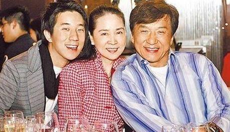 台媒：成龙今日下午将赴看守所探视房祖名