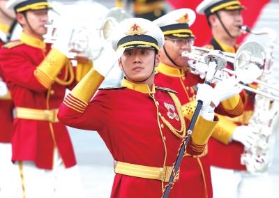 解放军三军仪仗队新式礼宾服亮相 颜色更鲜艳