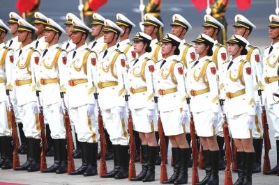 解放军三军仪仗队新式礼宾服亮相 颜色更鲜艳