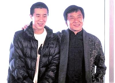 成龙连发两微博道歉称教子无方 柯父严厉训子