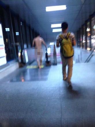 全裸男子冲安检跑进成都地铁站 行人淡定路过