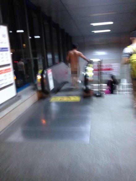 全裸男子冲安检跑进成都地铁站 行人淡定路过