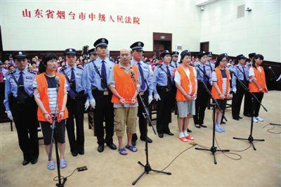 8月21日，山东招远涉邪教故意杀人案由烟台市中级人民法院公开开庭审理。被告人张帆、张立冬、吕迎春、张航、张巧联到庭。法庭逐一核对被告人身份。新华社发