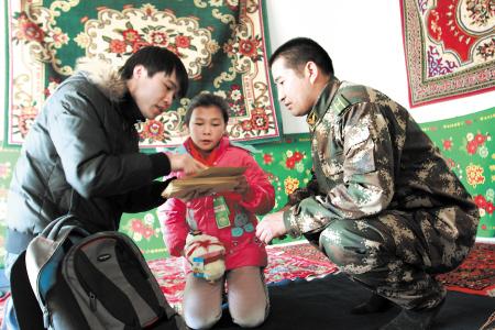 湖南小伙硕士毕业留疆 资助160个新疆儿童(图)