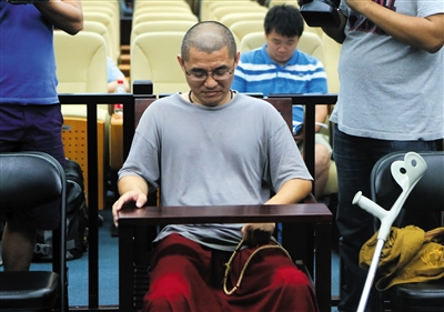 被告人王某庭审时身穿僧袍。新京报记者 周岗峰 摄