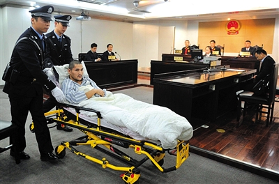 被告人冀中星身着病号服，在朝阳法院受审。新华社发