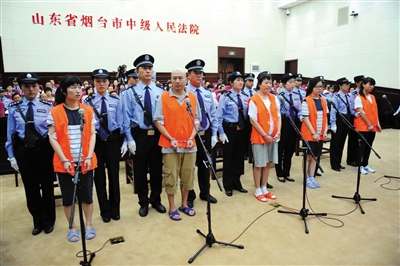 “招远命案”开庭，被告人均穿着橘黄色号服。新华社发