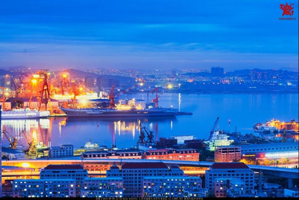 原文配图：大连港内辽宁舰唯美夜景照曝光。