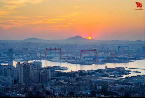 夕阳夜幕下的航母辽宁舰唯美照。