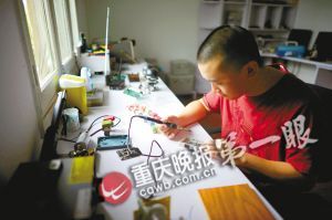 宅男辞近万月薪工作家里造机器人(组图)