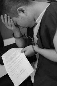 法官宣读完裁定书后，胡恒江瘫坐在椅子上