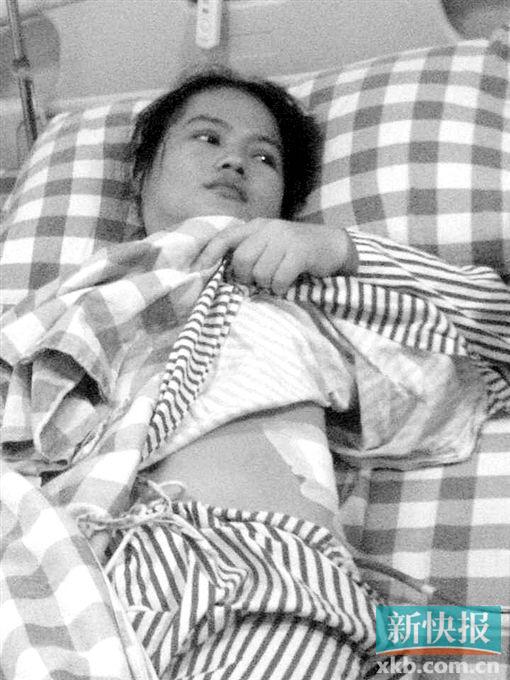 ■患者的左侧贴着层层纱布。    新快报记者郑雁虹/摄