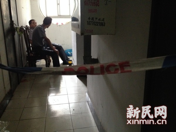 图说：事发后，现场已被封锁，今天仍有社保队员在现场驻守。新民网记者沈文林摄