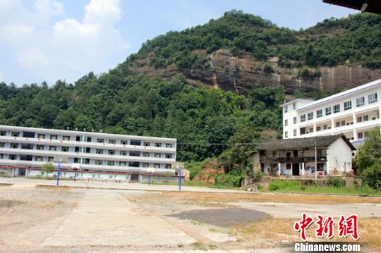 图为,原恩施市五中校园内龚厚芝房屋与校园显得格格不入。 姚祯发摄