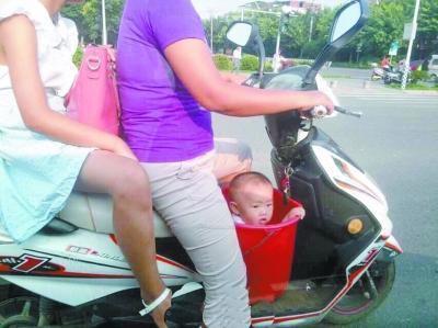 幼童被装桶塞上电动车 网友：这孩子非亲生(图)