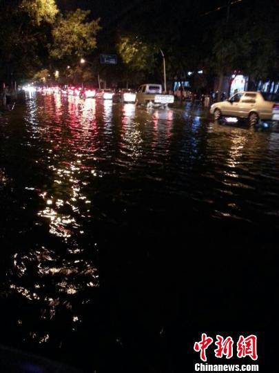 石家庄遭遇强降雨新火车站变“水帘洞”（图）