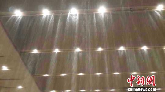石家庄遭遇强降雨 新火车站变“水帘洞”(图)