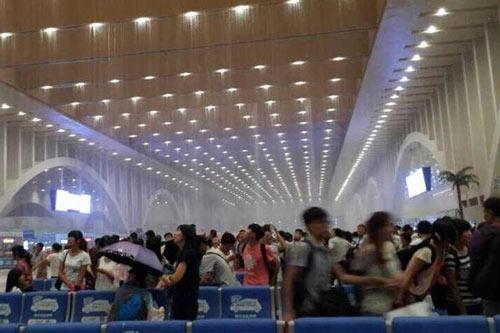 石家庄遭遇强降雨 新火车站变“水帘洞”