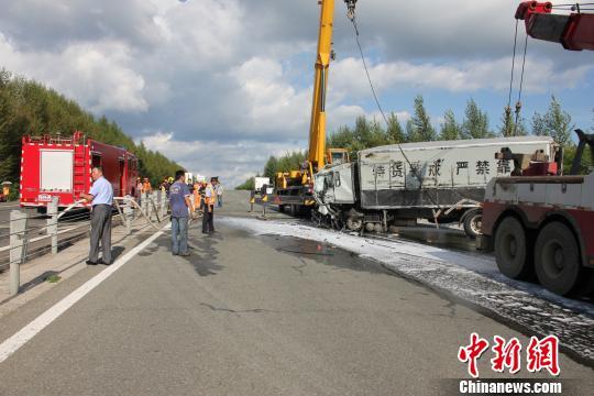 黑龙江一装载近10亿现金运钞车高速侧翻 无伤亡