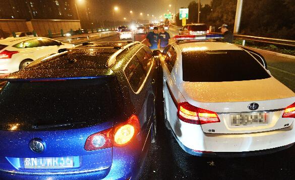 冀牌警车违章刮蹭拒担责 停车8小时致拥堵10公里