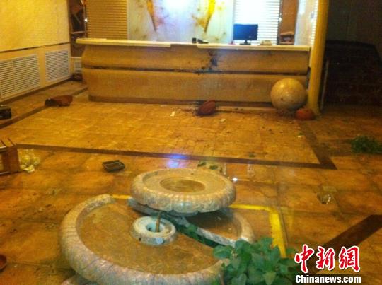 图为被砸的洗浴中心大厅胡贵龙摄