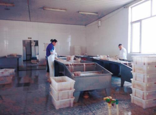 辽宁某食品厂院内藏神秘作坊 加工制药销路不明