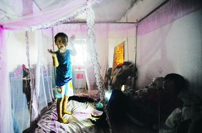 6岁男孩照顾妈妈感动姚晨 愿资助到其大学毕业