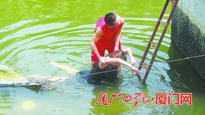 女子跳湖轻生 多名中学生在旁安慰等救援(图)