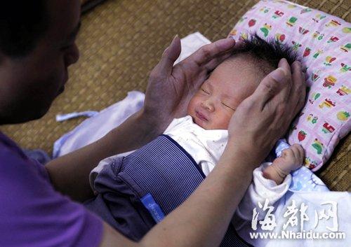 新妈妈产后5天抑郁跳楼 爸爸为儿子征母乳(图)