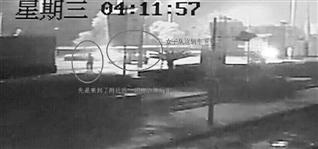 15岁少女街边产子后遗弃 被监控拍下(组图)