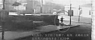 15岁少女街边产子后遗弃 被监控拍下(组图)