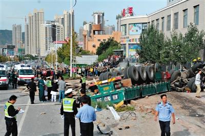 河北货车失控 “抹平”公交站台 致8死6伤(图)