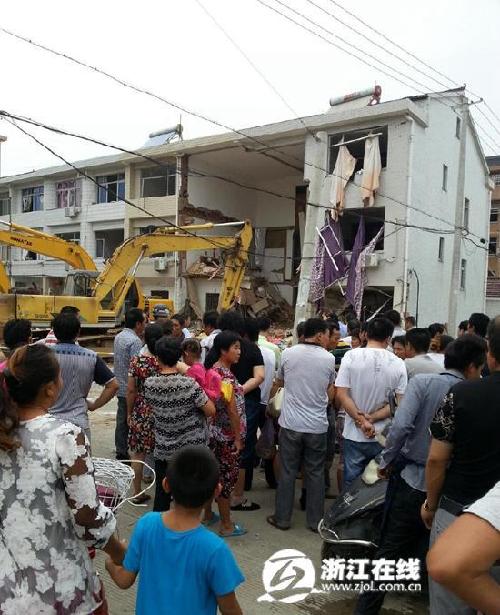 浙江三门县一民房坍塌已致2人死亡 1人正在抢救