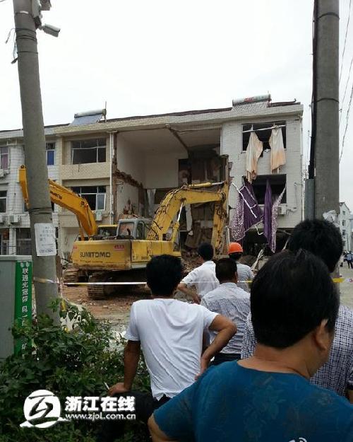 浙江三门县一民房坍塌已致2人死亡 1人正在抢救