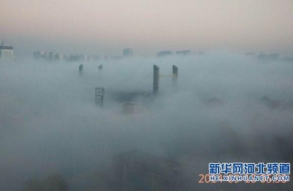 河北今遭遇大雾笼罩 17条高速实施管制