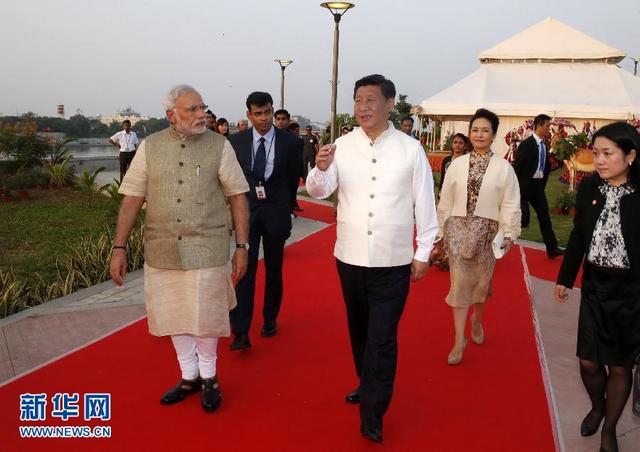 习近平访印先赴总理莫迪家乡 两人举行散步外交