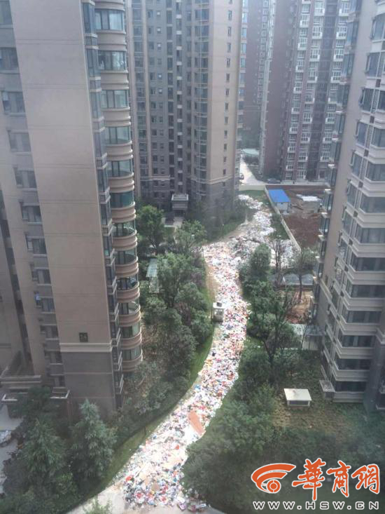 西安一小区惊现百米垃圾长龙淹没道路
