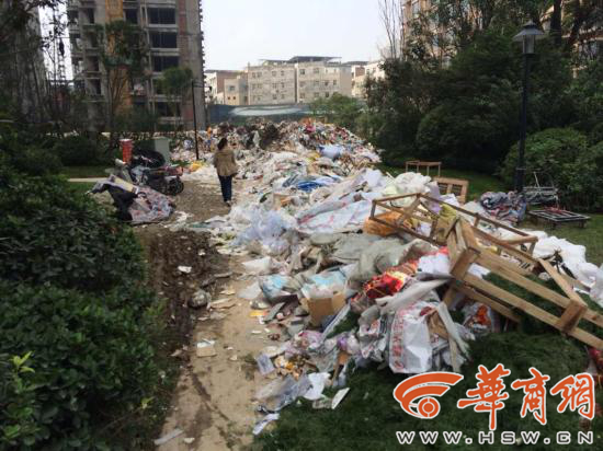 西安一小区惊现百米垃圾长龙淹没道路