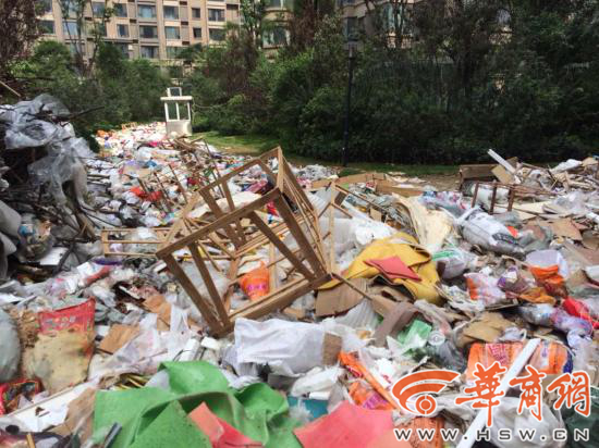 西安一小区惊现百米垃圾长龙淹没道路