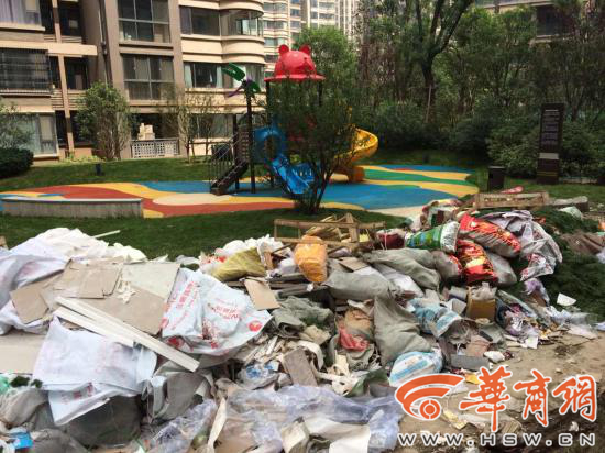 西安一小区惊现百米垃圾长龙淹没道路