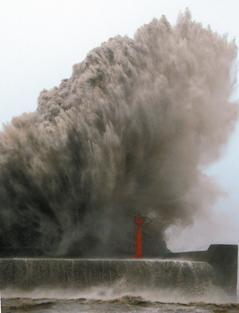 凤凰台风袭台，台东市富冈渔港出现逾20公尺高惊天巨浪。图自《联合报》