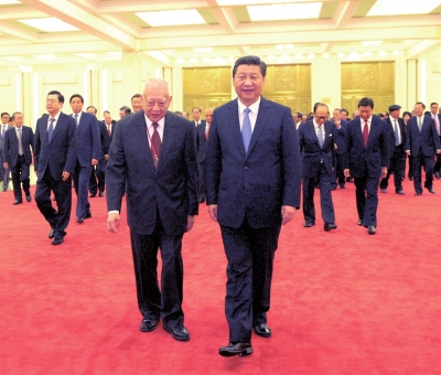 昨天，习近平在北京人民大会堂会见以董建华为团长的香港工商界专业界访京团。新华社发