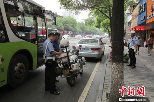 交警对该车进行检查朱华刚摄