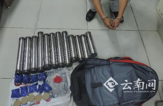 笨毒贩被人赃俱获