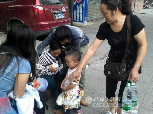 孕妇当街分娩路人站圈护“产” 宝宝和妈妈都平安