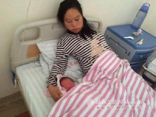 孕妇当街分娩路人站圈护“产” 宝宝和妈妈都平安