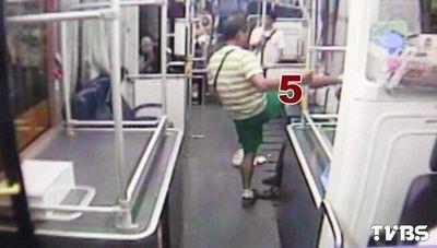 台醉汉公交车上暴打老翁 司机乘客无人问(图)